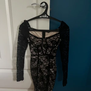 Superfin kläning från Prettylittlething - Jättefin kläning som är lite kort i min smak eftersom jag är 168. Storlek 32, jättefint skick, knappt använd.