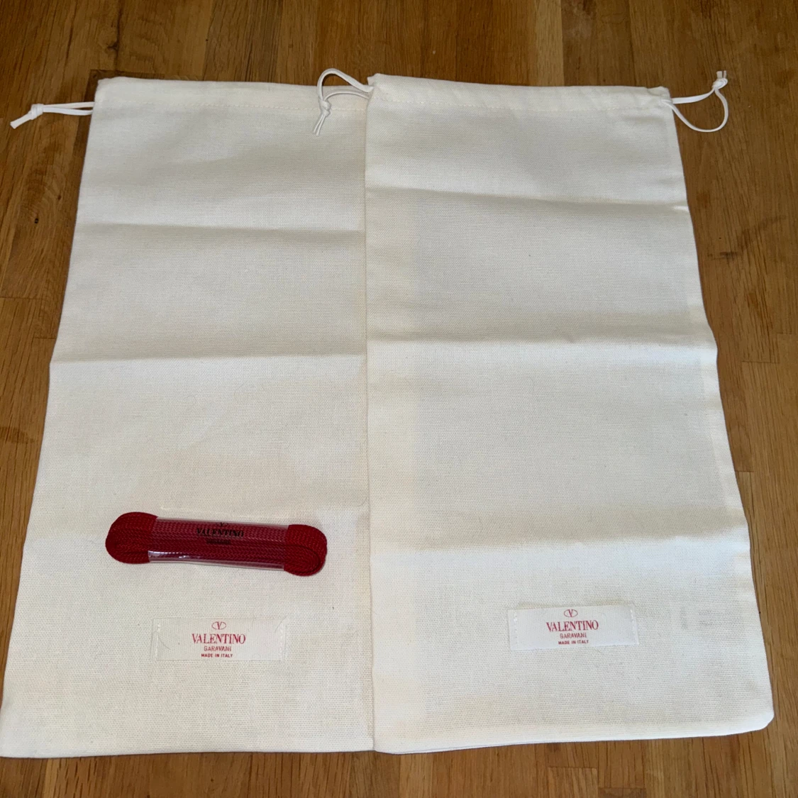 Valentino Garavani röda sneakers - 92