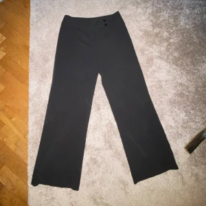 Kostym byxor svarta korta  - Fina svarta kostymbyxor i strl 36, är något korta i benen (Innebenslängd 64 cm), är i fint skick 
