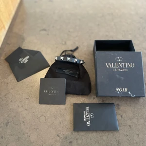 Valentino armband - Valentino armband - använt i 1 år - hyfsat bra skick - äkta