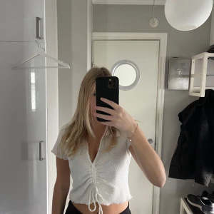 Vit topp från monql - Vit topp storlek s ny utan prislapp aldrig använd 