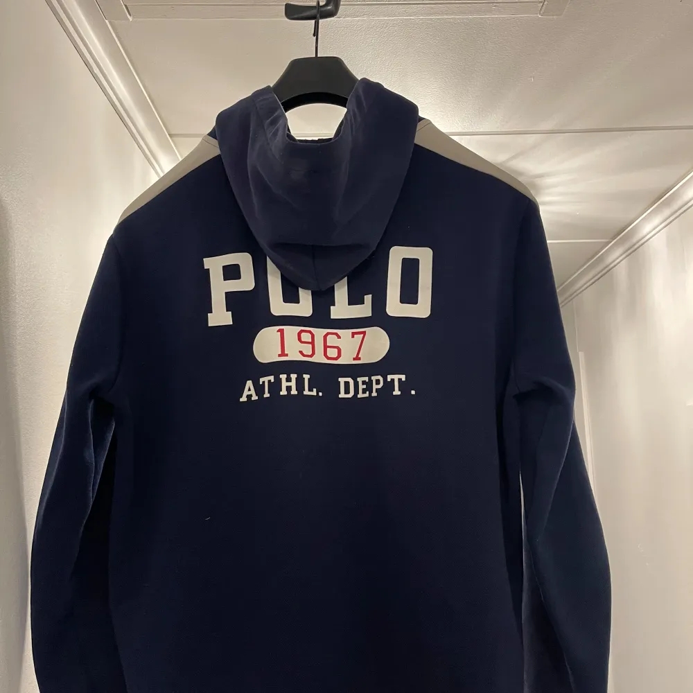 Fynda en tröja med luva från Polo Ralph Lauren. Tillverkad i en mjuk kvalite. Tröjan är i bra skick, passar perfekt för höst och vinter! Se bilder   Nypris 2495 kr, en tröja som är slutsåld i butik idag.. Hoodies.