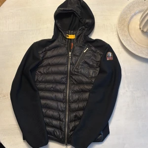Parajumper cardigan - Säljer min parajumper cardigan, då den är lite för liten, det är storleken m på den, använd i i 3 dagar men är som i ny skick.  ny pris är 5000. Går inte ner i pris! Äkta såklart! hör av er vid funderingar! Tar inte emot byten!