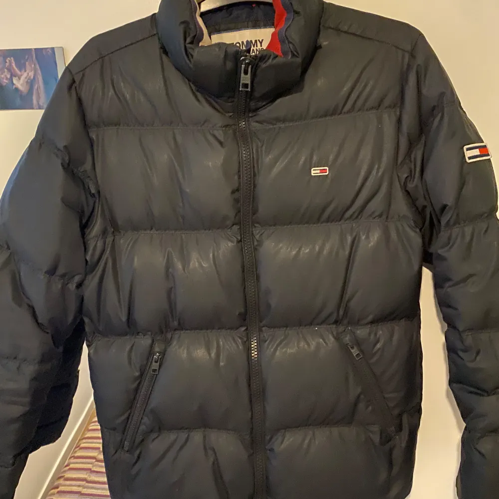 Tommy Hilfiger puffer jacket, perfekt för vintern och passar som S, använd ett par gånger men annars i bra skick, nytt pris för 2000kr mitt pris för endast 700kr. Priset kan diskuteras vid snabbaffär, höra av dig vid frågor eller funderingar!!!!. Jackor.