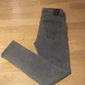 Replay Anbass - Ett par riktigt feta Replay Anbass jeans till ett sjysst pris💯. Skick 9/10 då det enda egentligen är att lappen med storleken och sånt är bortklippt. Tveka inte med att höra av er💯.