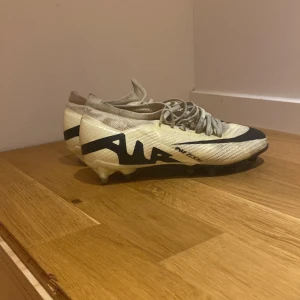 Fotbollsskor Nike Mercurial vapor 15 pro  - Gulvita konstgräs fotbollsskor, bra skick använda fåtal gånger, cm mått: 23,5, EUR: 37,5, nypris:1799kr 
