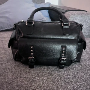 Jätte fin väska  - Denna väskan har aldrig används. Ja vill sälja den pga att ja nt bär väskor men ändå så köpte ja den original pris 350 priset kan diskuteras🩷