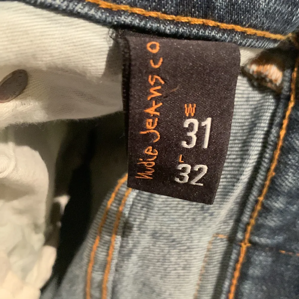 Säljer ett par blåa Nudie jeans. Jeansen är i 31/32 och har slim passform. Defekter vid fickan. . Jeans & Byxor.