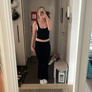 Utsvängda byxor - Fina utsvängda byxor,funkar perfekt som mysbyxor men också träningsbyxor, rekommenderar för nån med inte så långa ben, lite kort i benen för dens storlek