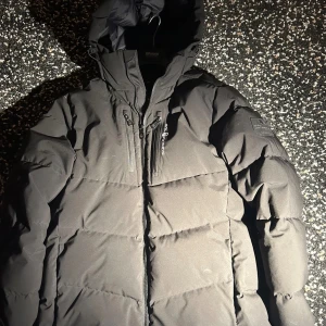 Sail racing jacka  - Hej! Nu säljer jag min Sail racing jacka då jag köpt en ny och inte längre använder denna. Storlek M. Nypris (4500 kr). Priset kan diskuteras vid snabb affär. Kan både frakta och mötas!