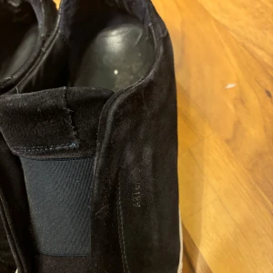 Axel arigato  - Säljer mina väl använda arigatos 