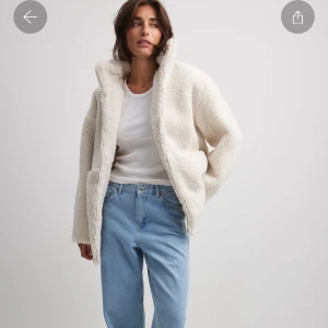 Teddy jacka - Jätte fin Teddy jacka från NA-KD. Original pris 999kr, mitt pris 399. Använd men väldigt fint skick