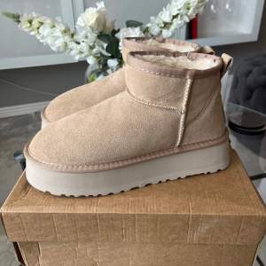 Helt nya superfina uggs i storlek 38! Sänker priset tills någon köper ⚡️