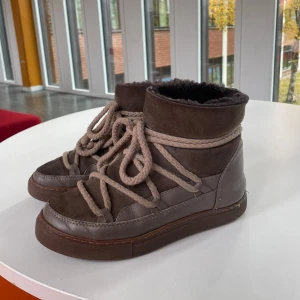 Bruna inuikiis  - Säljer mina inukiis nu då jag var sugen på ett par andra skor! Köpte dem förra vintern och den är i använt skick men det fortfarande fina ut såklart! 🥰