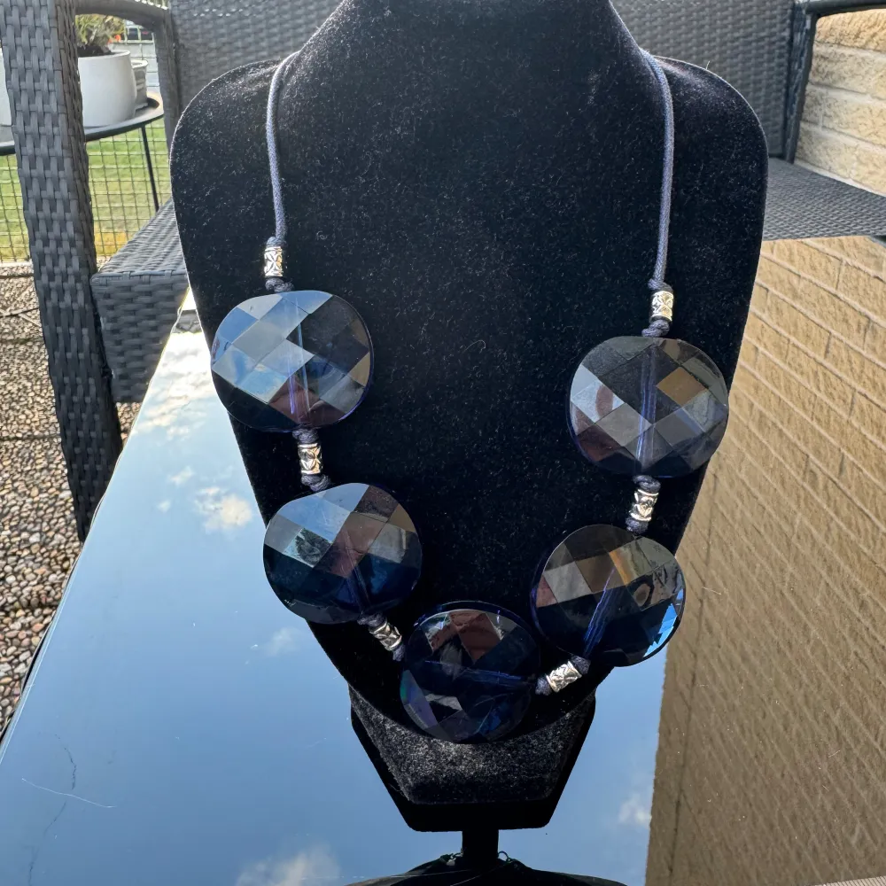 Säljer ett unikt halsband med stora, runda blå platta pärlor. Pärlorna är facetterade och ger en fin glans i ljuset. Marinblått & passar bra till jeans. Perfekt för att ge en färgklick till din outfit! Hämtas på Hägerstensåsen eller ök 💙. Asusteet.