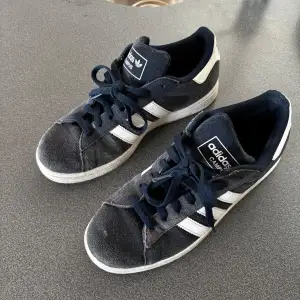 Marinblaa Adidas Goodyear Sneakers