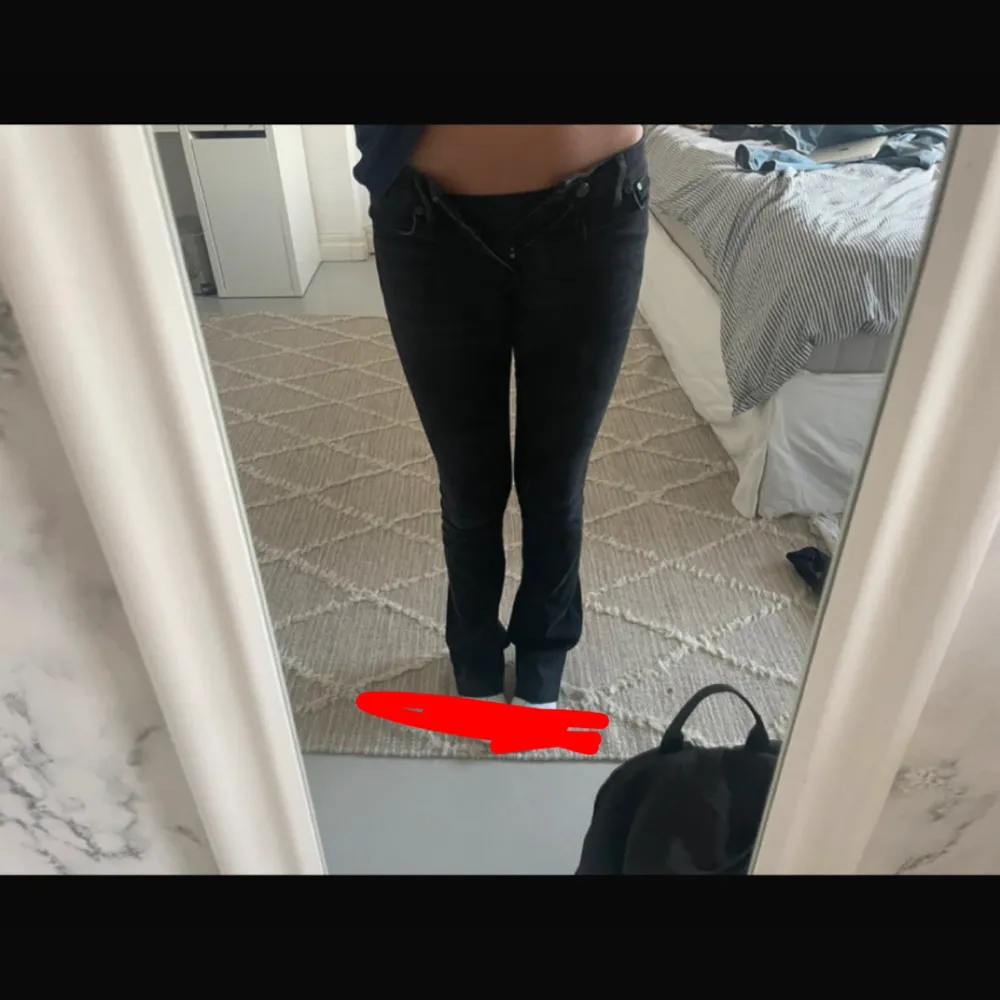 jättesnygga lågmidjade crocker jeans i bootcut, stl 23/32 som är avklippta, tyvärr förmå för mig därför jag säljer dom (jag är 161 som referens i längden)  Vid snabb affär kan pris diskuteras . Jeans & Byxor.