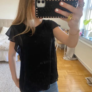 Söt blus!  - Lånade bilder! Säljer en söt blus, köp här på plick, men aldrig använd. Säljer då den inte passar 💕 