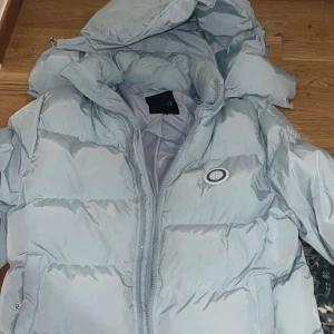Baby blue Trapstar jacket - Trapstar vinterjacka. Äkta och bra kvalite, tyvärr så är den lite sönder i inne fickan. Men annars så är den anvnänd bara i 2 månader.  (Pris kan diskuteras) 