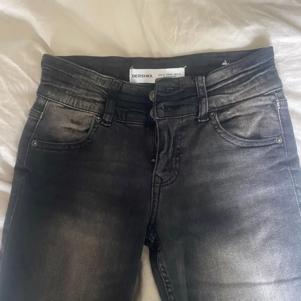 Super fina oanvända jeans, köpta i Spanien på BERSHKA, säljer för 300kr. Jeans & Byxor.