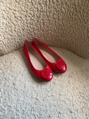 Röda ballerina skor - Super söta röda ballerina skor som ger den perfekta färgklicken till varje outfit! Nyskick 