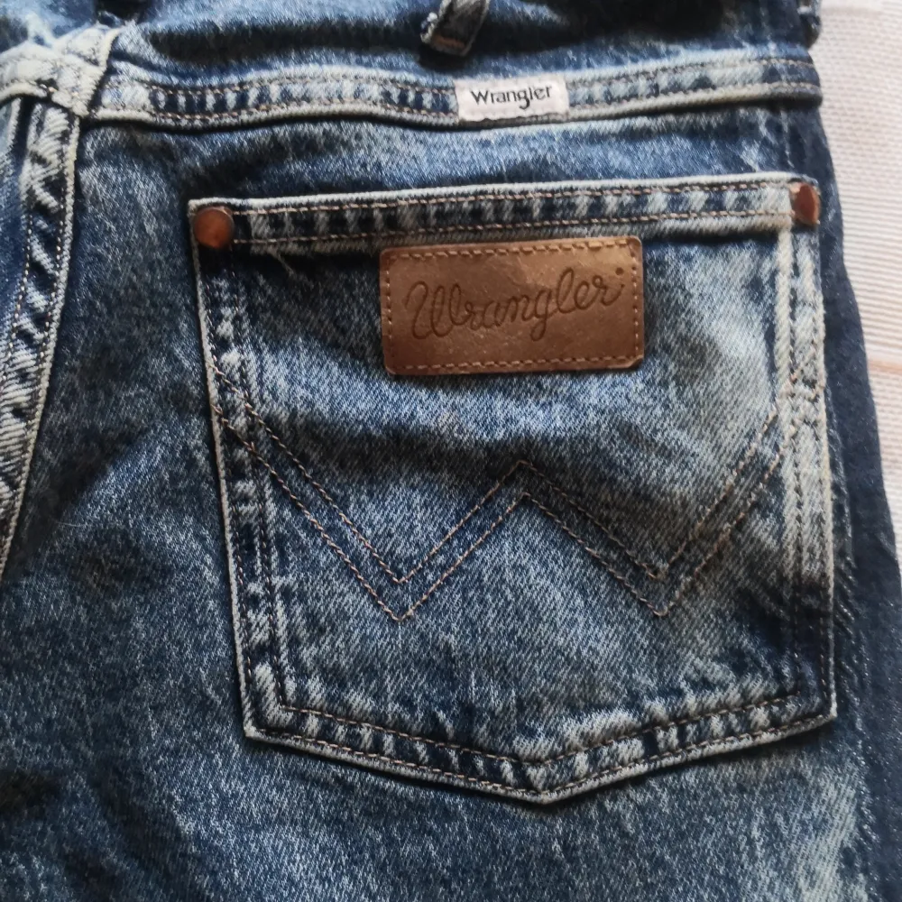 Wrangler jeans modell Westward High Rise Bootcut 27/34 Fint skick sparsamt använda. Djur finns i hemmet.. Jeans & Byxor.