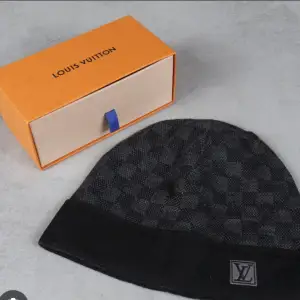 En fin louis vuitton mössa, gammla modellen, mössan är använd ett fåtal gånger och är fräsh. Mössan är äkta och den gammla modellen finns inte kvqr i butik