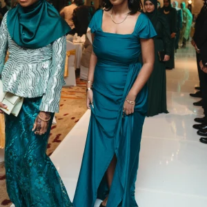 Grön klänning💚☺️ - Säljer min jättefina brudtärne klänning🥰 Endast använd 1 gång och är i perfekt skick, passar till många olika event☺️🫶🏽