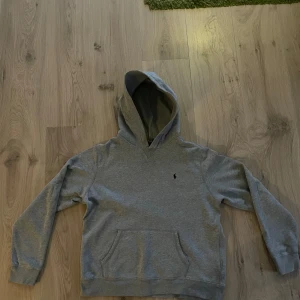 Ralph lauren hoodie - Tja säljer denna feta Ralph lauren hoodien pga att den inte använs längre. Den är i bra skick och tveka inte på att höra av er vid funderingar. Den är i storlek 18-20 vilket är typ som S men funkar även M. Nypris ligger runt 2000kr, mitt pris 599kr