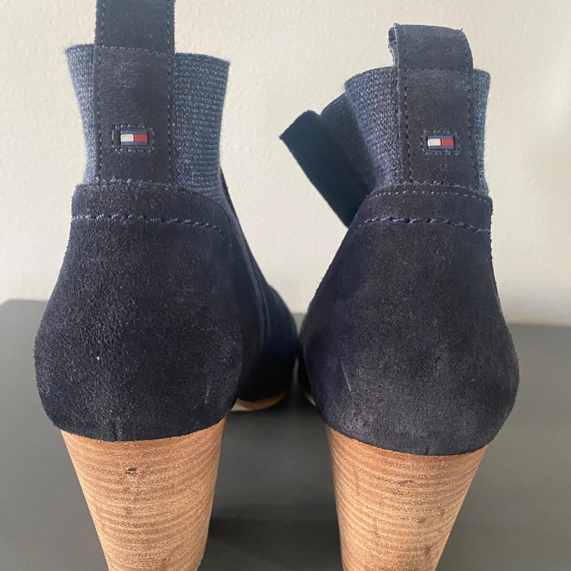 Mörkblåa mocka boots med klack i strl 41 från Tommy Hilfiger. - 93