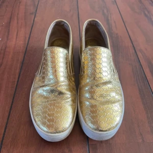 Michael kors skor - Ett par guldiga Michael Kors skor. Säljer eftersom de inte kommer till användning längre.