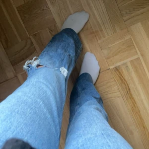 Jeans  - Snygga jeans med ett hål i från Gina Tricot 💕💕 dom är i bra skick och är köpte för typ 3år sen💕(Jag är 165) skriv privat för mått på midjan o innerbenslängd. 