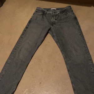 Jack Jones jeans  - Ett par gråa jack Jones jeans. Regular fit. Okej skick. De ba skriva ifall du har frågor eller funderingar:)