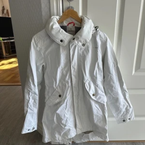 Didriksson jacka - Didriksson jacka Tunn höst/vår jacka Stl 38 Vit Använd fåtal gånger