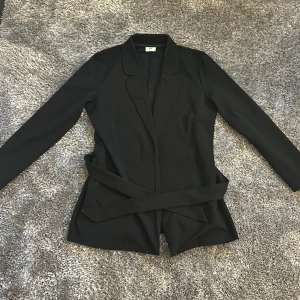 Kappa - fin kappa som inte kommer till användning, skicket är väldigt bra i helheten men finns ”nopper” under där man knyter den, men inget man lägger märke till tydligt