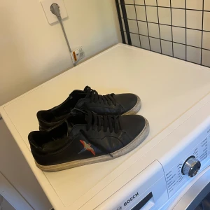 Axel Arigato skor - Säljer Axel Arigato skor i storlek 41 som är i helt okej skick och är använda därav pris. Nypris 2600kr. Box & allt og ingår.