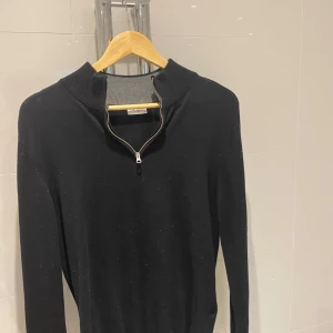 Tröja  - Tja Säljer nu denna då den inte kom till användning som jag trodde. Köpte för en månad sen aldrig använd. Svin snyggt med en skjorta under eller liknande Nypris-899
