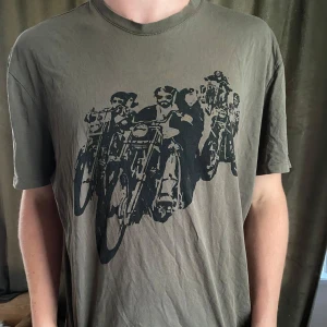 T-shirt med tryck - Tja! Säljer denna snygga tirsha till bra pris! Den är i storlek 3XL men sitter som L!! Vid minsta fråga eller fundering hör av er🤝