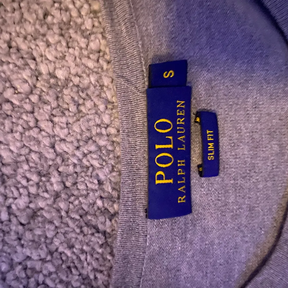 En stilren Ralph lauren tröja som funkar till allt. Storlek S och i väldigt bra skick. 15% Cashmere, 85% bomull. Tröjor & Koftor.