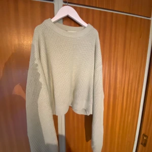 mintgrön stickad tröja från H&M - säljer tröjan då den inte är min stil och inte kommer till användning🫶 skriv om ni vill ha mer info eller bilder. tröjan är ganska kort/croppad❣️