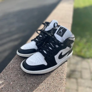 Air Jordan 1 Mid black and white - Väldigt bra skick,riktiga skor från Merchsweden. Använda i 1-2 månader 