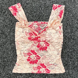 Söt topp - Så galet fin topp från Vinted av en tjej som handsytt!! Har tyvärr ej fått användning för den så i mycket fint skick! Hör av dig vid intresse eller frågor💗