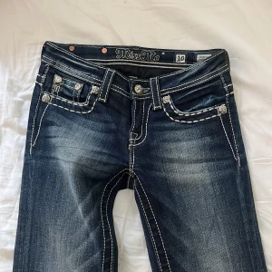 MISS ME JEANS - Säljer dess supersnygga miss me jeans i storken 10, midjemått ca 30 men de är tajta i storlek. Nypris ca 2500 och de är i nyskick. Skriv gärna om ni vill köpa eller är intresserade 