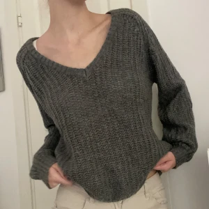 Grå stickad hösttröja från lager 157 i medium - Grå söt stickad tröja från lager 157 i medium. Jag har vanligtvis storlek small men denna är snygg som oversize. Skönt material och bra längd på armar