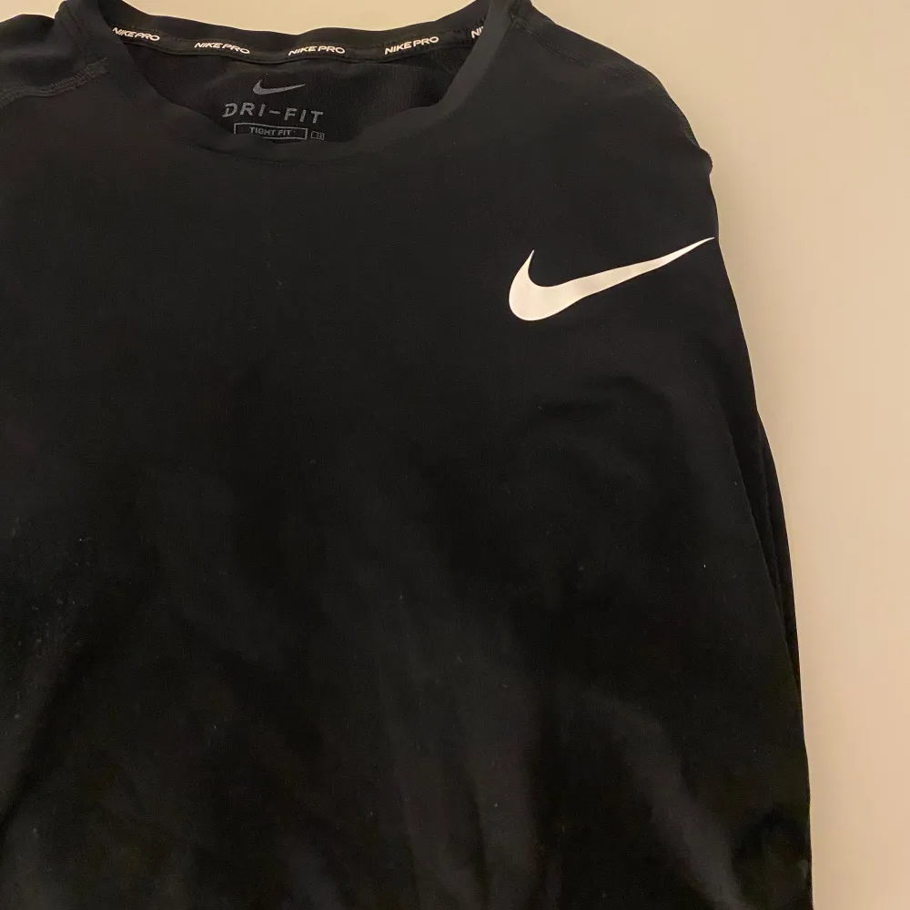 Jättefin Nike träningströja stl M  Tyvärr kommer den inte till användning  Jättefint skick 120:-. Sportswear.