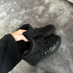 Svarta inuikii skor  - Svarta inuikii skor i storlek 39.  Använda Max 10 gånger!  Är i mycket bra skick 