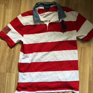 Ralph Lauren T-shirt - Säljer min snygga POLO Ralph Lauren tröja som är använd 2 gånger, inget tecken på användning. Köpt för 999kr och säljer den nu för 399kr, skriv till mig vid intresse.