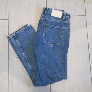 Zara Jeans - Tja! Säljer nu ett par riktigt sköna jeans från Zara. De sitter som regular fit | Strlk: 30   Skick: 8/10 | Hör av er vid minsta lilla fundering!!