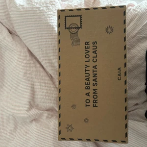CAIA adventskalender 2024! - Helt oöppnad och oanvänd Caia adventskalender! Säljer den då jag fick en av mamma! Så har 2 stycken men bara behov av 1. 27 st full size produkter! 