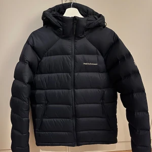 Peak Performance jacka  - Tjena! Säljer nu denna riktigt schyssta vinterjacka från Peak Performance | Skick 9,5/10 | Storlek Medium (M) | Nypris ca 3000kr, mitt pris 1999kr | Hör av er vid frågor & funderingar! Mvh Mackan